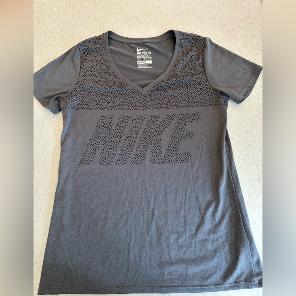 COPY - The Nike TEE Women’s Medium Athletic Cut Dri-Fit Gray & Black Short Slee…